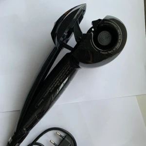 Locktång. HELT OANVÄND - Helt ny och oanvänd Locktång! Gör fina lockar i håret - se bild 3 för tutorial! ☺️Automatisk teknik som snurrar in håret för en fin effekt! 🧊Lådans ovansida är lite förstörd men självaste locktången är i mycket gott skick! 