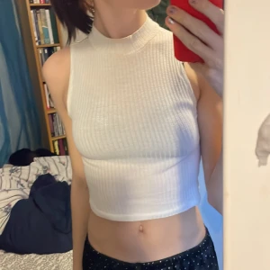 Vitt linne  - Jag säljer detta vita linne, den har en liten fläck vid kragen men det märker man typ inte och den kan nog gå bort i tvätten. Bra skick. 