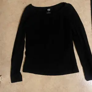 Långärmad basic tröja från lager 157❤️ jag bär vanligtvis S men tog M eftersom den är lite liten i storleken. 