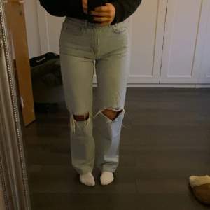 Jeans från Gina tricot med slitna hål