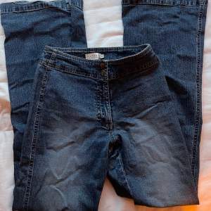 Jeans från HENNES collection. Storlek 36 eller S. Coola jeans utan fickor med bra passform. I bra skick utan synliga defekter. Pris går att diskutera, men hör gärna av er med eventuella frågor 💗