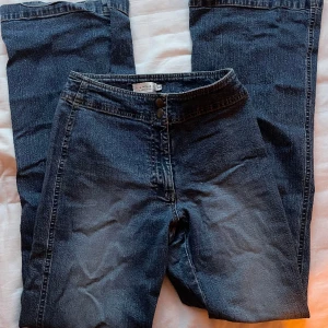 Bootcut jeans - Jeans från HENNES collection. Storlek 36 eller S. Coola jeans utan fickor med bra passform. I bra skick utan synliga defekter. Pris går att diskutera, men hör gärna av er med eventuella frågor 💗