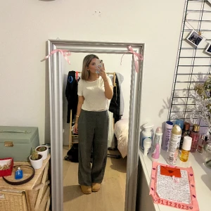 Vit T-shirt  - En vit T-shirt från pull & bear använd endast några gånger.