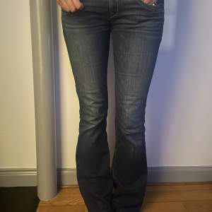 superfina lågmidjade bootcut jeans från replay😊😊hon på bilden är 173 cm