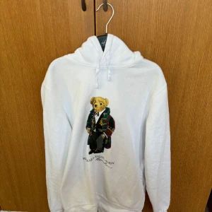 Ralph Lauren bear hoodie - Vit fin Ralph Lauren hoodie med den klassiska björnen på. Grymt skick. 