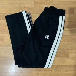 Palm Angels byxor (Nya modellen)  - Palm Angels byxa i den nya modellen. Byxan är nyskick och alla lappar samt dustbag tillkommer. Priset kan diskuteras vid snabbaffär! 