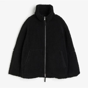 Teddy jacka - Säljer min fina, varma teddyjacka från hm då den tyvärr aldrig används. Sålde en likadan men ångrade mig, så köpte en ny men måste inse att det inte är min stil! Så därav helt ny, slutsåld överallt