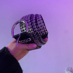 Läder bälte med silver detaljer i lätt metall - Säljer detta fina bälte aldrig kommit till användning och inte min stil☺️💕  Märket är pieces   Den har fem hål att spänna och passar mig väldigt fint som är en XS-S passar fint med ett par svarta bootcut lowwaist jeans som jag har på bilden