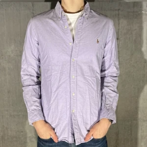 Ralph Lauren skjorta  - Ralph lauren skjorta i färgen blå. Storlek M och modellen är 186 cm. Nyskick, inga skavanker. Nypris 1495 kr, köp för endast 499kr.