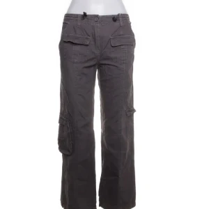 Cargo byxor - Säljer dessa jättesnygga cargobyxorna från Brandy Melville, inköpta i år men bara använda en gång! Nypris 600 kr 🤍