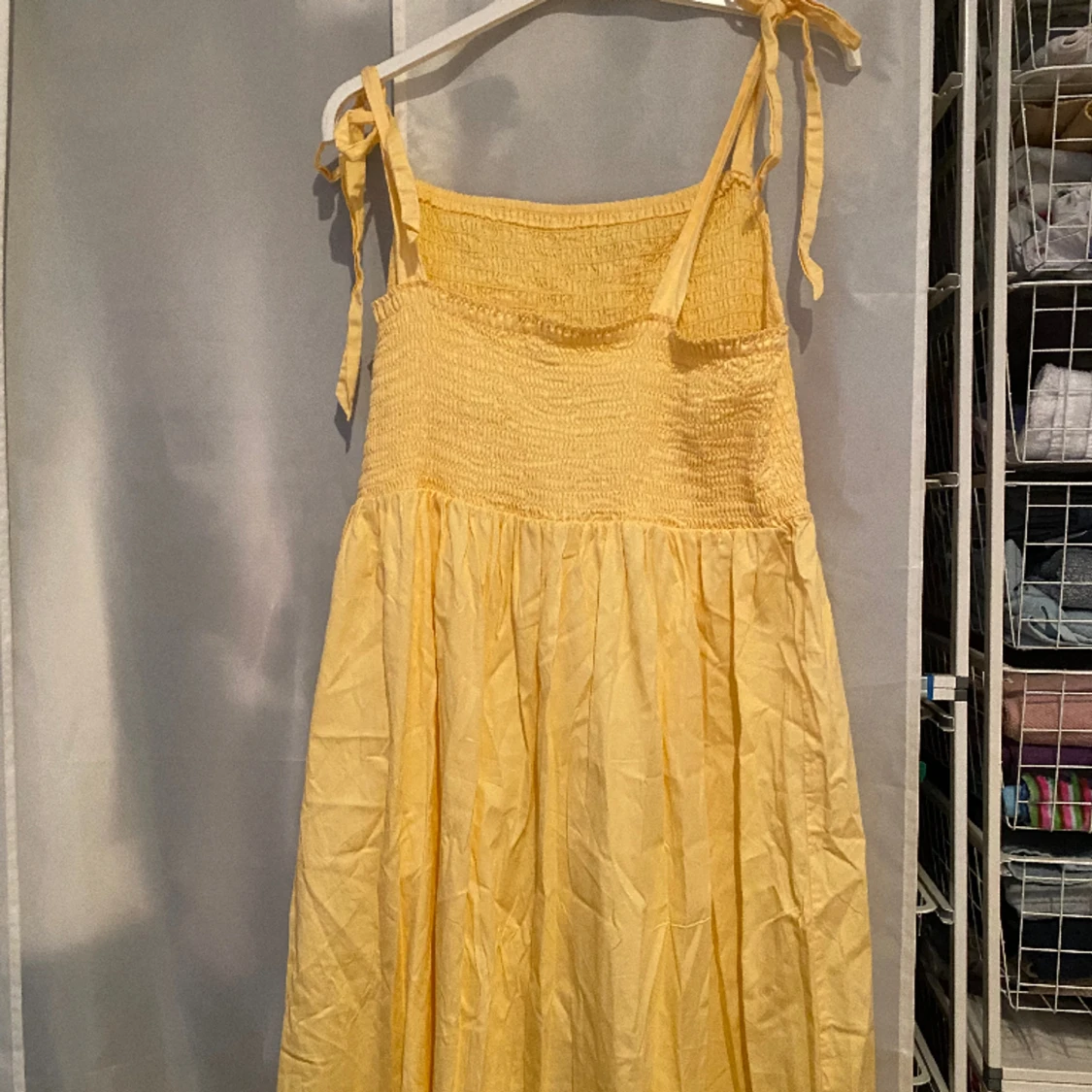 Söt sommarklänning i gult med volanger  - 90