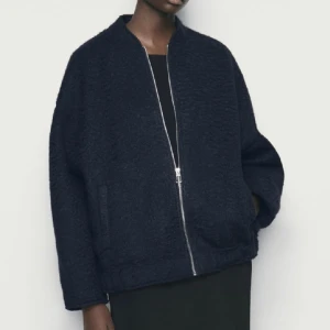 Jacka - Säljer denna skit snygga jackan från zara , knappt använd då jag har för många jackor som inte kommer till användning💕 pris kan diskuteras 