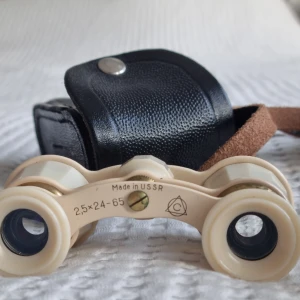 Vintage USSR teaterkikare duo - Skåda fram de dynamiska teaterkikarna en i elegant svart, den andra i fläckfri beige! Till skillnad från vissa divas är dessa kikare lättskötta. Inga repetitioner behövs-bara ta dem, fokusera och låt dramat rulla. 2 st/900 sek eller 500 sek/ st.