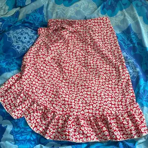 Storlek: M  Stil: Lång, blommig, röd Skick: Andvänd ett fåtal gånger.  En jättegullig sommar kjol som har en jätte fin passform.