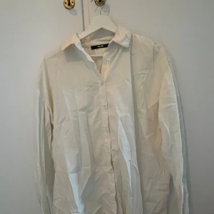 Vit skjorta  - Vit sjkorta ifrån Bikbok.