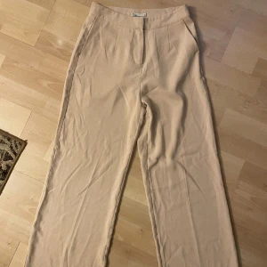 Byxor - Luftiga byxor i storlek 32 köpt på nelly