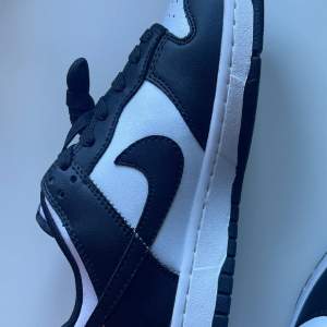 Ett par HELT nya aldrig använda Nike panda dunk low. AA kopia ser precis ut som de äkta skorna. Absolut inte den minsta skillanden 