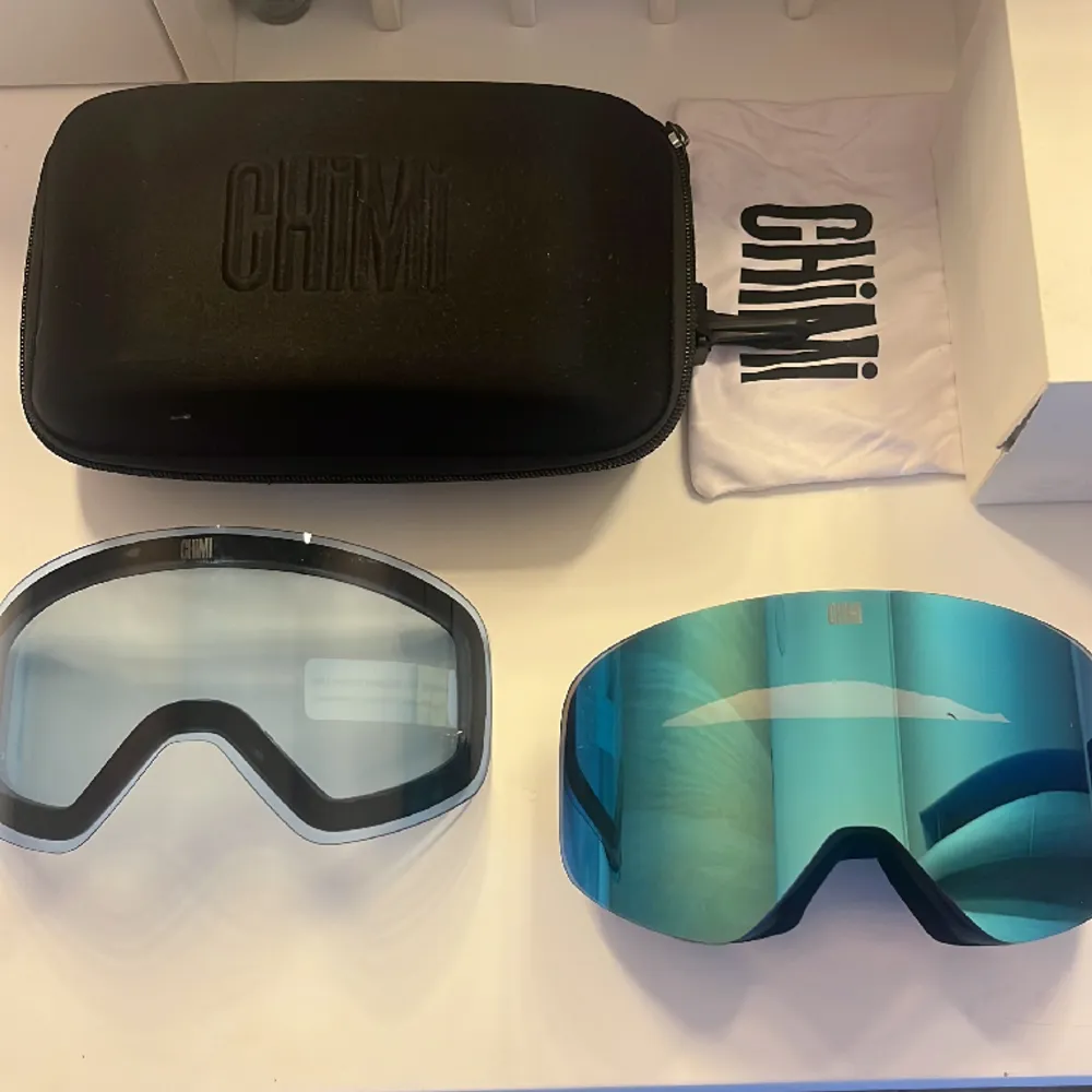 Chimi Ski Googles i nytt skick, med tillhörande lins för molnigt väder.   Skidglasögon med 2 linser, dubbelt linssystem med magnetisk infästning, Carl Zeiss-linsteknik, 100% UV-skydd, skumgummivaddering i flera lager. Hårt fodral perfekt för resan . Övrigt.