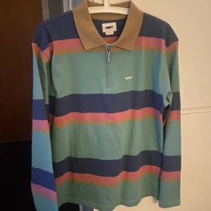 obey pikétröja  - den är knappt använd och ser helt ny ut! kan diskutera pris