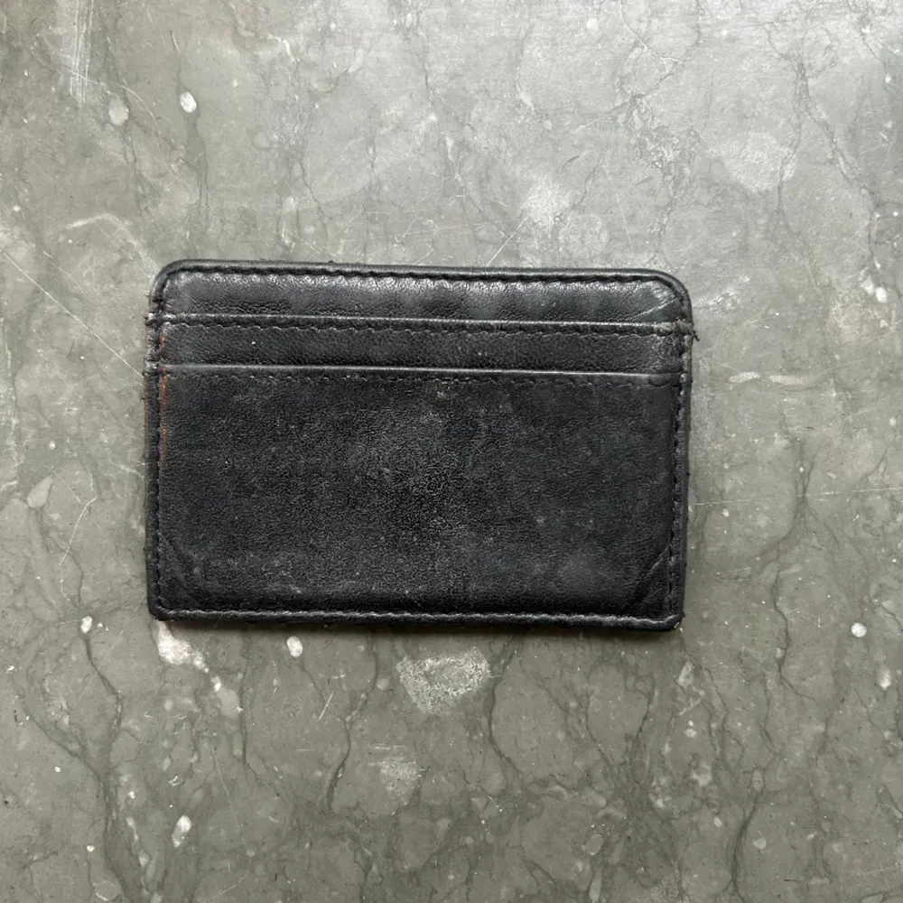 Plånbok från Zadig & Voltaire i svart skinn. Höjd: 7 cm, längd: 10,5 cm💗💗. Väskor.