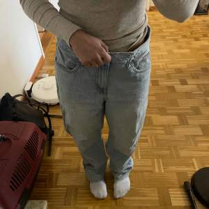 Snygga low baggy jeans 30/30 från asos. Väldigt omhändertagna. Säljer på grund av att de är för stora💗köparen står för frakt. Pris går att diskutera🫶🏽
