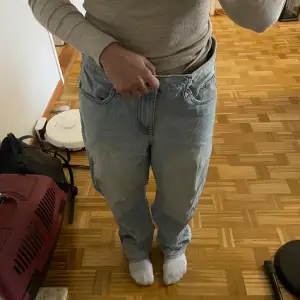 Snygga low baggy jeans 30/30 från asos. Väldigt omhändertagna. Säljer på grund av att de är för stora💗köparen står för frakt. Pris går att diskutera🫶🏽