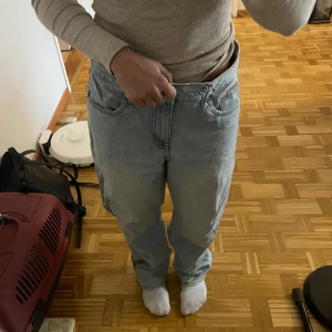 Asos baggy jeans  - Snygga low baggy jeans 30/30 från asos. Väldigt omhändertagna. Säljer på grund av att de är för stora💗köparen står för frakt. Pris går att diskutera🫶🏽