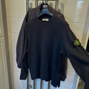 Stone Island - En snygg stickad mörkblå Stone Island tröja som jag köpte i somras men den passar inte min stil längre. Tröjan är i storlek M och är knappt använd, skick -9/10 nypris -3600, säljer för 1400   men ej hugget i sten. Hör av dig vid fler frågor osv!