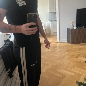 Palm angels byxor - Tjenare, säljer mina Palm angels byxor NY SKICK! Nypris runt 4000kr. Fick dem av familjemedlem men dem är köpta på hemsidan! Kan diskutera mitt pris vid snabbt intresse! 