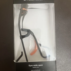 Ögonfransböjare LH cosmetics  - LH cosmetics Eyes Wide Open Eyelash Curler. Förpackningen är bruten och är enbart testad.  Kan hämtas eller mötas upp i Stockholm. 