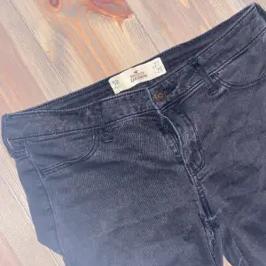 Avarts jeans leggings från hollister, köpta i USA🩵  W27 och L29  Highrise och tror det är skinnyjeans! 