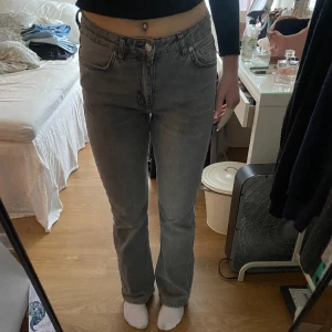 Jeans - Gråa bootcut jeans från Gina Tricot. Säljer pga dem blivit för stora. Jag är 175cm lång