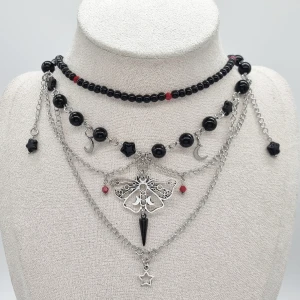 Handgjort halsband  - Handgjort halsband och exklusiv design🖤 Design av mig 💎Material- onix,rostfritt stål,  zinklegeringar ,plast och glas. Nickel fri. Längd: 36cm + 5cm, priset-250kr