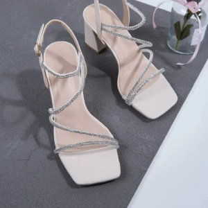 Glittriga klackskor  - Superfina och endast använda en gång på studentbal. Storlek 37. 