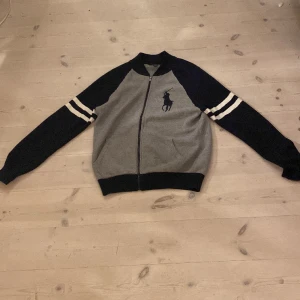 Ralph Lauren tröja  - Sparsamt använd, bra skick och passar fint på kroppen. 