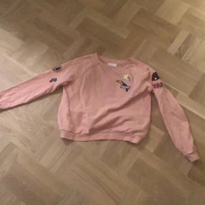 En skitsnygg tröja från Lollys Laundry💕 - Runt nacken är den lite större än vanligt men snygg ändå, den är lite mindre än storleken💕 Priser kan diskuteras❤️