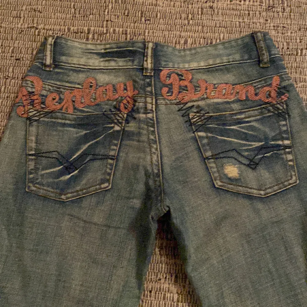 Jätte fina jeans från replay vintage! Jätte fina men säljer för de va för små❤️köpt second hand!. Jeans & Byxor.