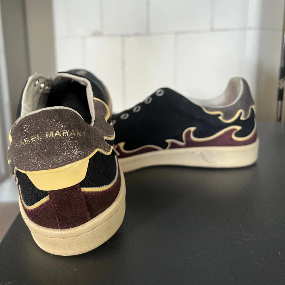 Sneakers från Isabel Marant. I bra skick. Saknar orginalsnören. Nypris ca 2900kr. Skriv för mer bilder/info. Pris kan diskuteras vid snabb affär💕. Skor.