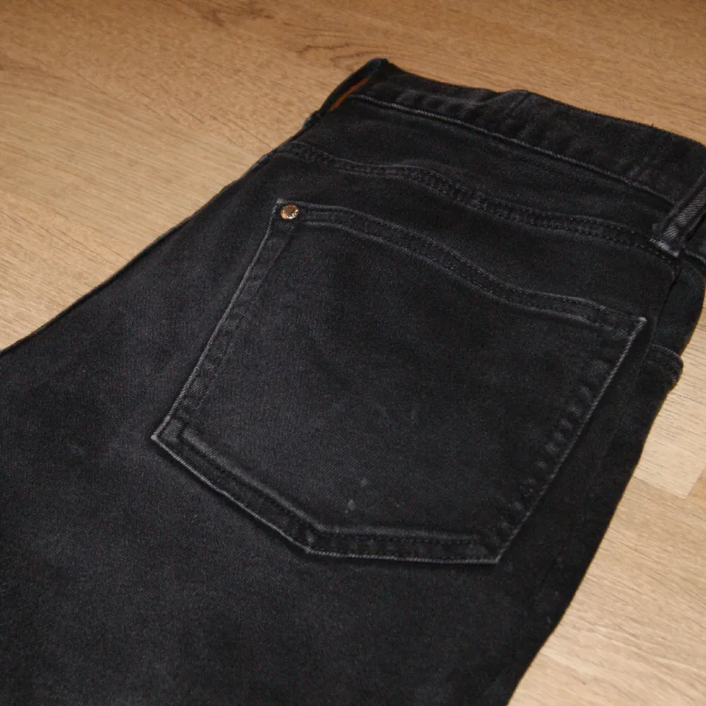 Jeans (slim fit) i färgen svart, de är i väldigt bra skick. Storleken är 32/32 õ modellet är unik õ har slutat tillverkas. Jeansen har fina detaljer och är tillverkade med bra och hög kvalité tyg. Nypris är 600kr och våran pris är 199kr. Passa på👼🏻. Jeans & Byxor.