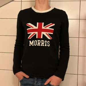Morris sweatshirt  - Snygg och skön Morris sweatshirt i fint skick! Enda felet är att lappen i nacken har lossnat, (ska stå storlek S i nacken) skriv vid intresse 