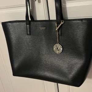 DKNY VÄSKA - DKNY VÄSKA, underbar skick