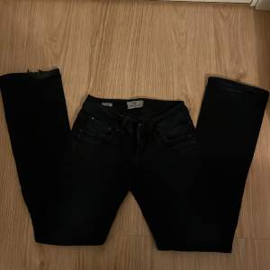 Säljer mina jättefina svarta Ltb jeans i modellen VALERIE😻 Säljer då jag är i behov av pengar och att jag redan har ett par liknande jeans, tveka inte på att ställa frågor❤️ 