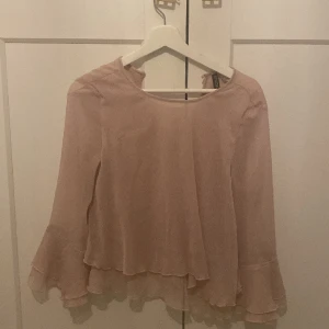 Rosa blus  - Rosa blus ifrån H&M jätte fint skick!!! Så så fin!!!
