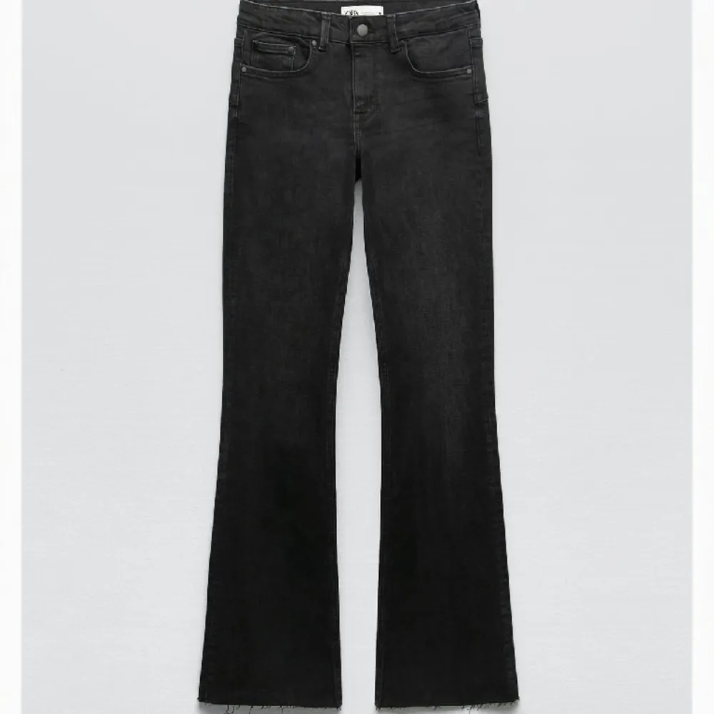 As snygga svarta bootcut dans från Zara. Strl 44 men sitter som 40, sitter snyggt men lite kort på mig som är 178. Säljer för 300kr+frakt   . Jeans & Byxor.
