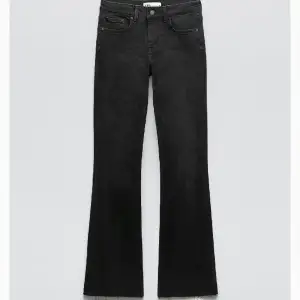 As snygga svarta bootcut dans från Zara. Strl 44 men sitter som 40, sitter snyggt men lite kort på mig som är 178. Säljer för 300kr+frakt   