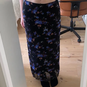 Lång kjol urban outfitters - Jättesöt lång kjol från urban outfitters som tyvärr inte kommer till användning! Endast använt ett fåtal gånger och i mycket gott skick. Stretchigt material så kan nog passa allt från XS till M. Hör av er vid frågor! 💖💖💖