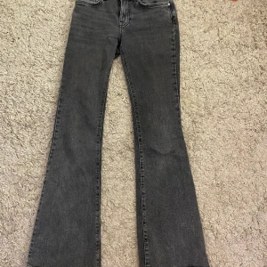 Gråa jeans  - Gråa jeans från Gina tricot. Jag säljer dom för att dom har blivit lite för små för mig. Skriv om ni vill ha fler bilder eller mer information 