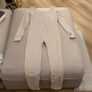 Ribbad jumpsuit köpt här på plick men passade inte riktigt mig. Strl S och i en grå-beige färg. Tyget känns som tränings-material. Aldrig använd av mig och bara någon gång av tidigare ägaren så i nyskick