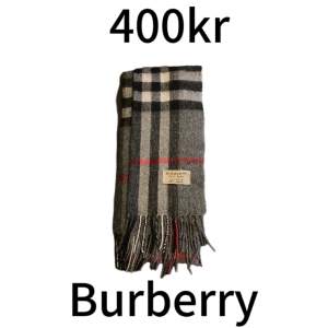 Säljer nu min sjukt snygga gråa burberry cashmere halsduk. Vid ytterligare frågor eller funderingar är det bara att skriva ✍️ 