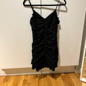 Klänning - Jättesöt klänning som är i nyskick och aldrig använts då den var för liten. Storlek 34 (s) men mer som en xs. Perfekt till sommaren🙌